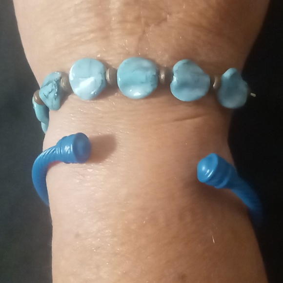 Blue twisted cable cuff bracelet & 2 expandable blue beaded bracelets. - Picture 5 of 10